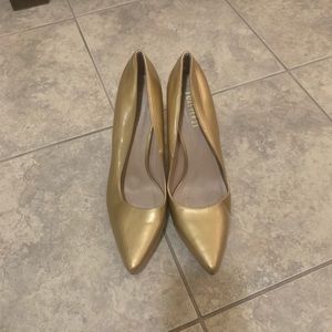 Women’s Gold color dress pump